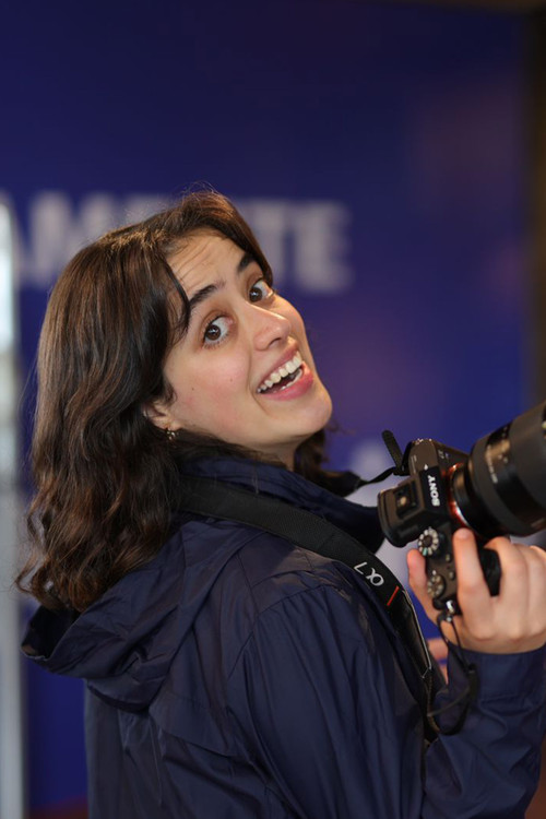 Maeva Vialard as Locutora Podcast