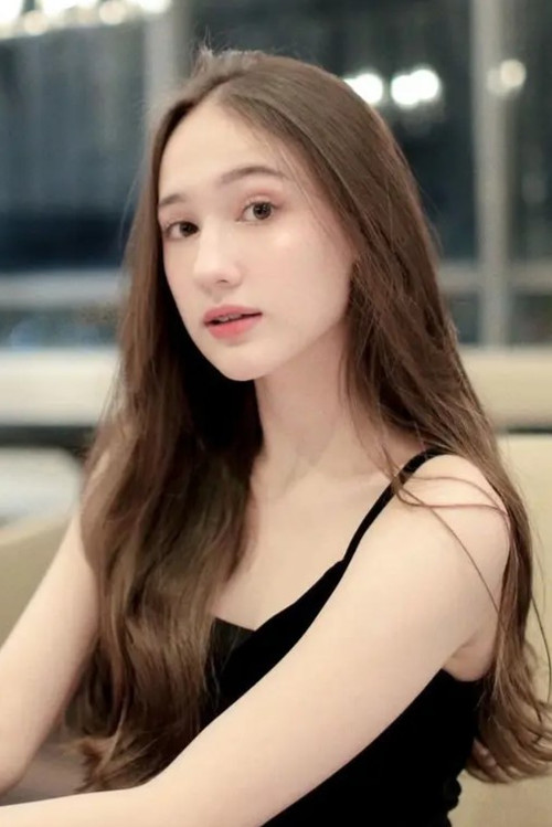 Laura Moane as Lesty