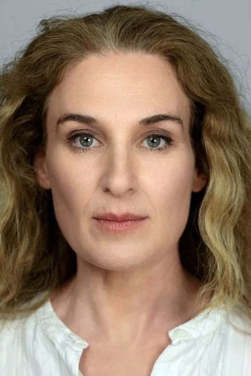 Geneviève Pier Boivin as Juliette, the mother