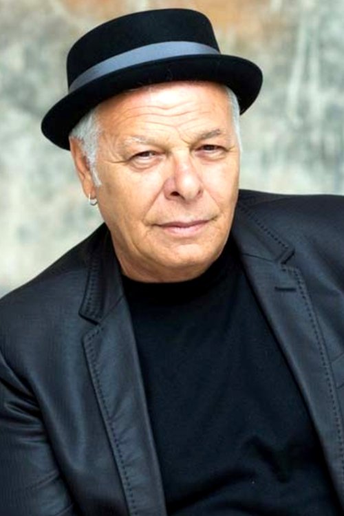 Enzo Gragnianiello as Tassista