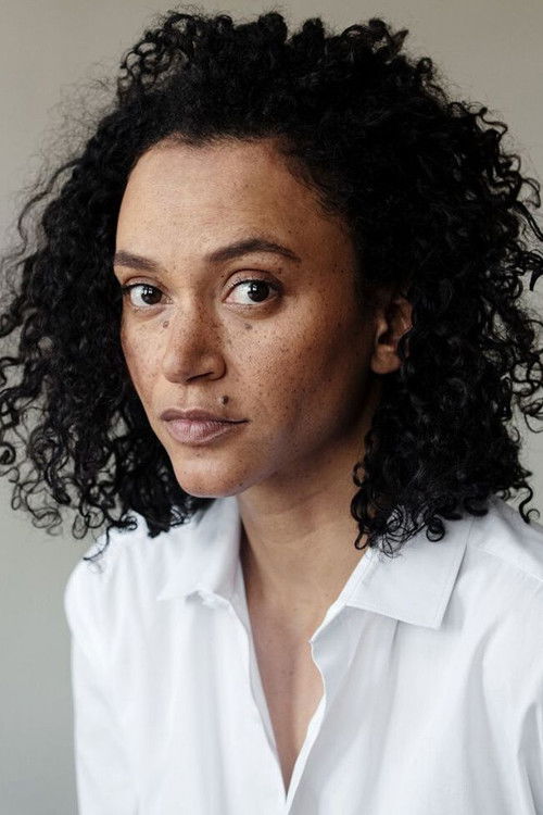 Sarah Masuch as Beraterin im Brautmodengeschäft