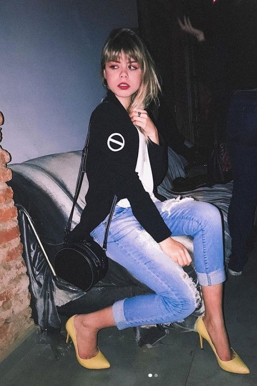 Isabela Samuelsson as Júlia