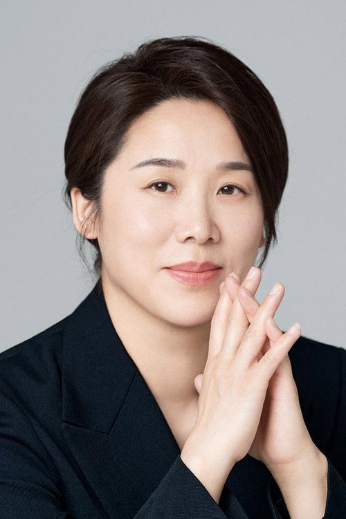 Luo Juan as Presswoman