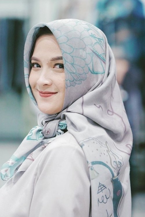 Andhara Early as Alina