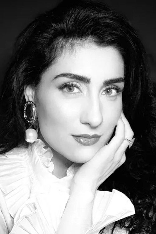 Claire Antoine as Minerve, Une Suivante d’Hébé