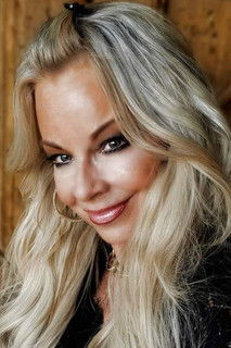 Elizabeth Reiners as Bank Teller