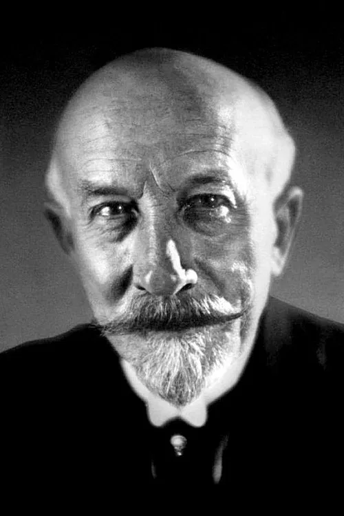 Georges Méliès as Professeur Barbenfouillis / La Lune
