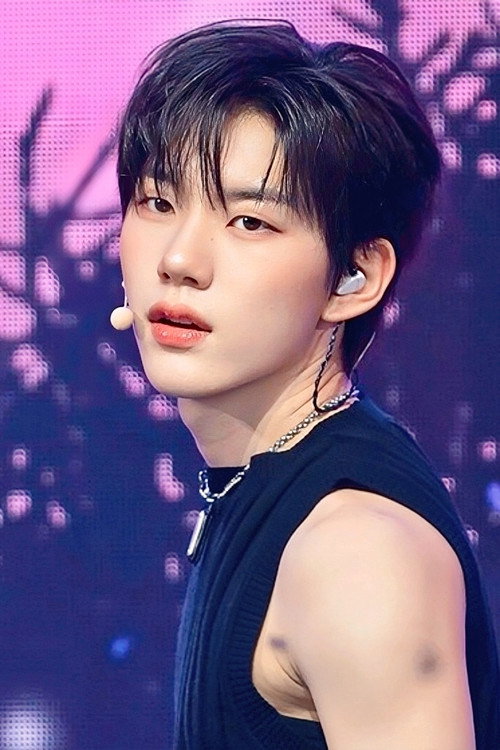 Seo Kyoung-bae as Self - Contestant