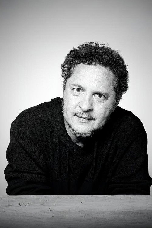 Gilson Gomes as Robson