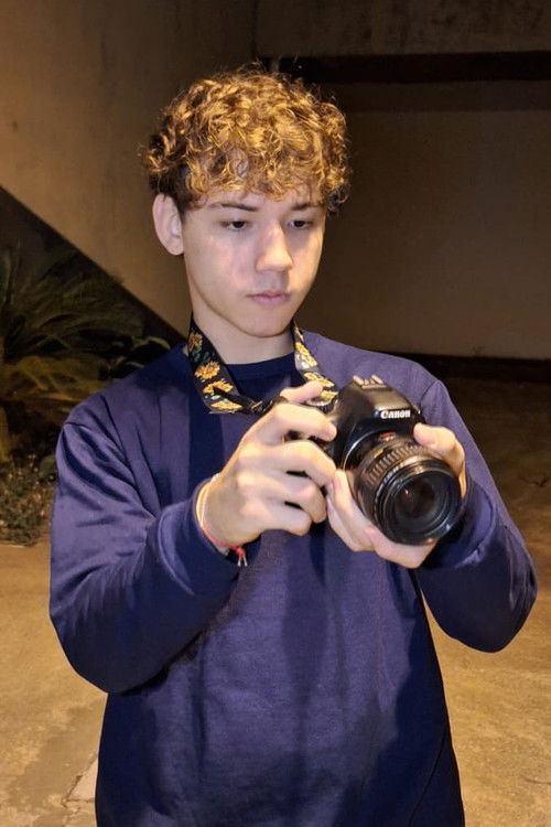 Felipe Leão as Pedro