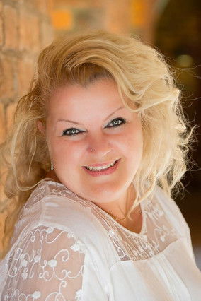 Helle Pilar Larsen as Dame på bar og negleklinik