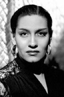 Elvira Ríos as Cantante