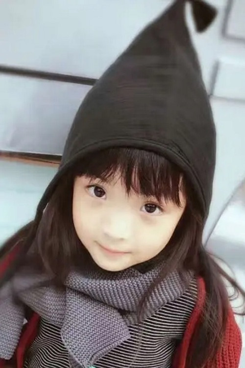 Wanyu Zhao as Fang Fang (child)
