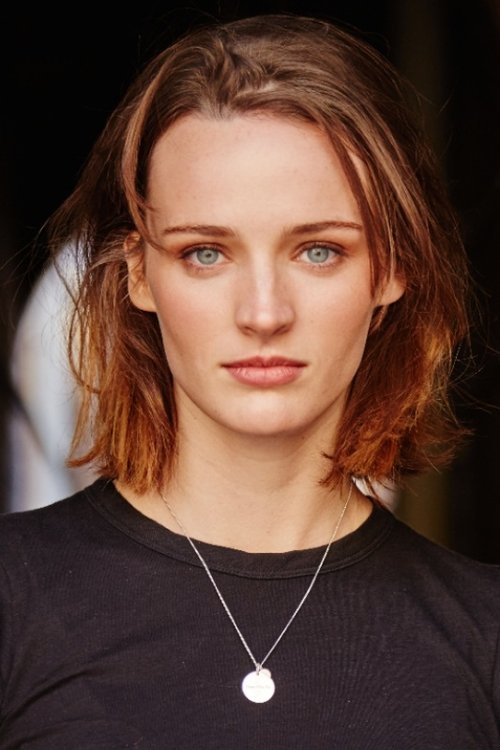 Airlie Dodds as Girl