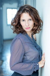 Véronique Balme as Tina