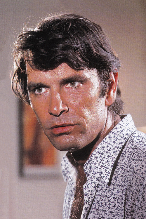 Nikos Kourkoulos as Dan Holland