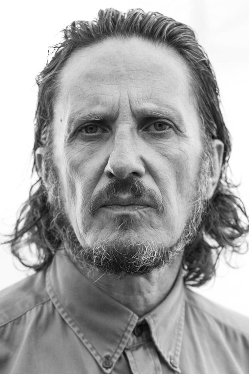 Antonio Estrada as Mugged man