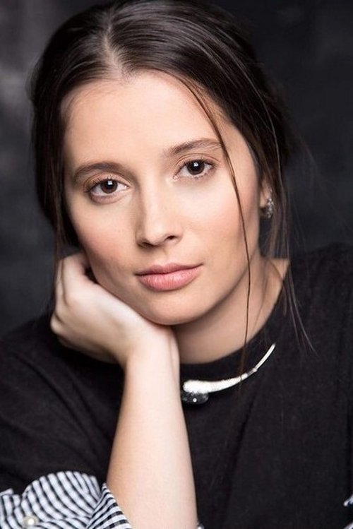 Carole-Anne Lecuyer as La femme qui ressemble à Lucie