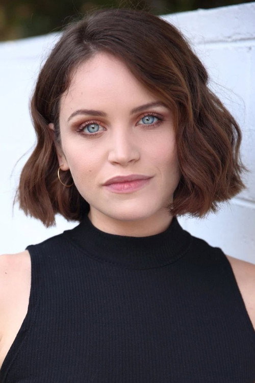 Lindsay Pearce as Performer