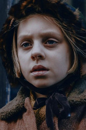Ella Nilsson as Hanna, as a child