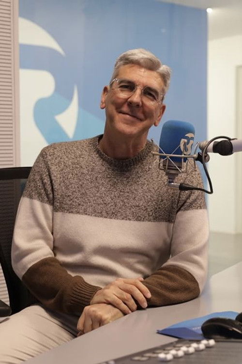 Paulo Fragoso as Sr. Agente / Locutor (voice)