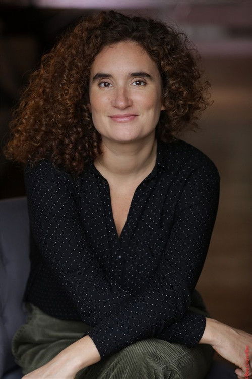 Elise Noiraud as Poules (voice)