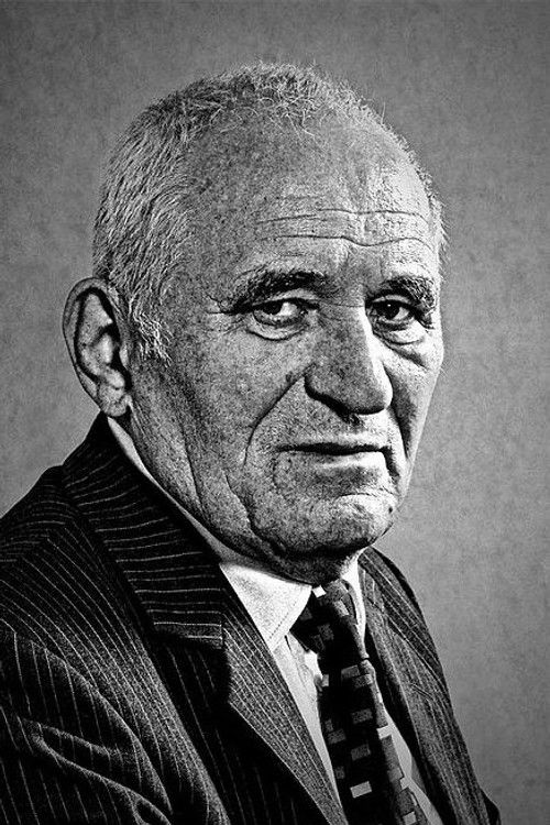 Romuald Karaś as on sam, dziennikarz słuchający opowieści Pekosińskiego