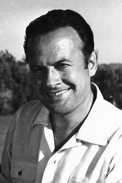 Mario Passano as Sacerdote