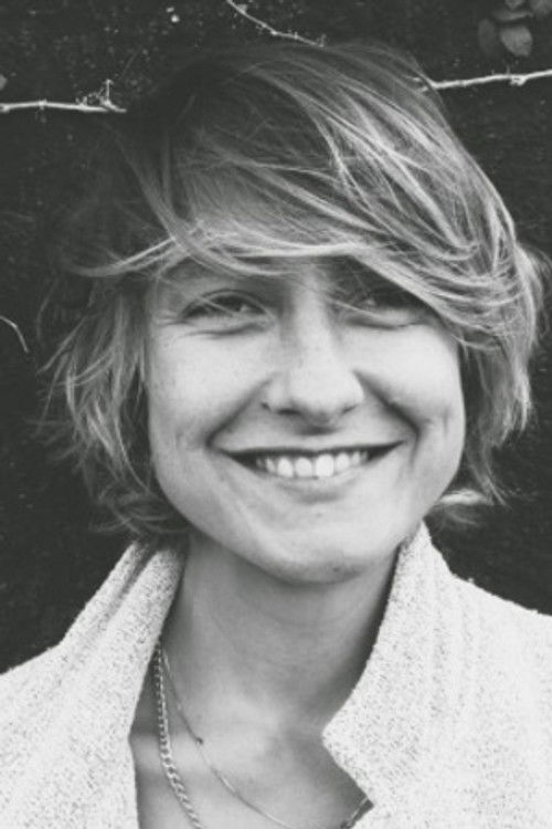 Idil Criado as Clara