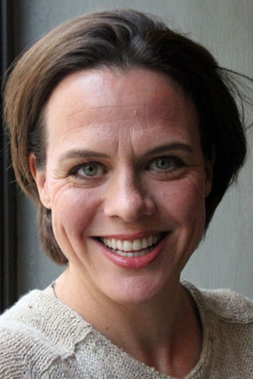 Karine Dybvik as Sonja