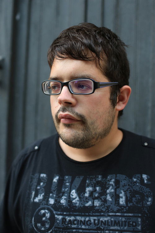 Eduardo Cabrera as Carlos