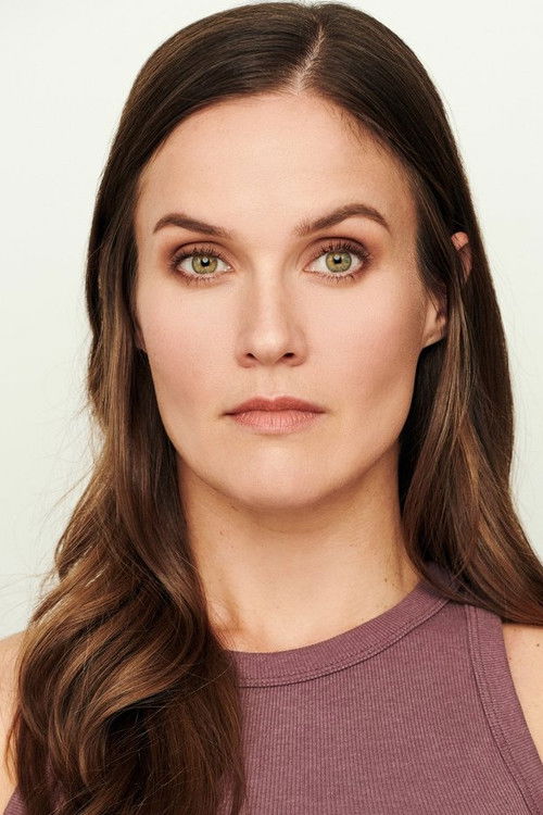 Elizabeth Schmitz as Cassie