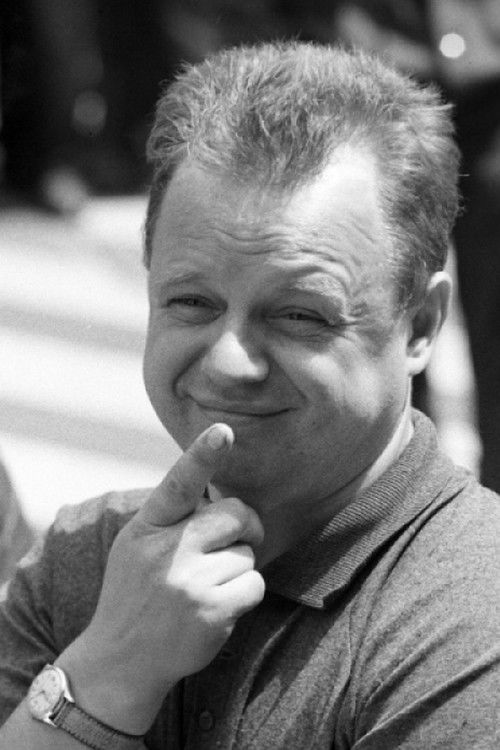 Stanisław Bareja as Mężczyzna przy skrzynce pocztowej (niewymieniony w czołówce)