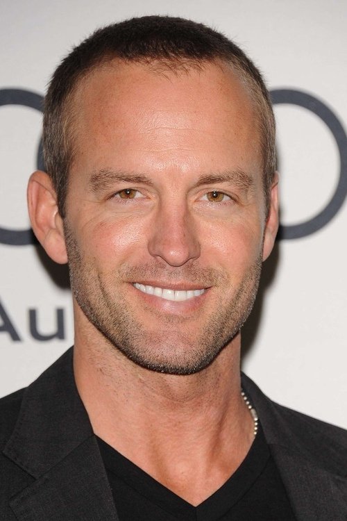 Gunner Wright as Lee Miller