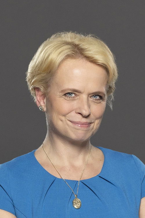 Virág Csapó as Enikő