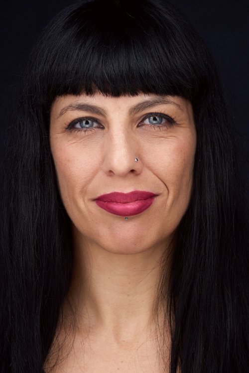 Cláudia Carvalho as Mulher povo / Secretária / Mulher comunidade