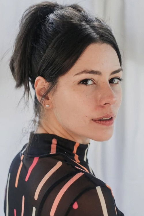 Ana Tardivo as Letícia