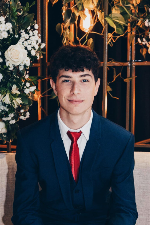 Gustavo Kuehne as Hugo