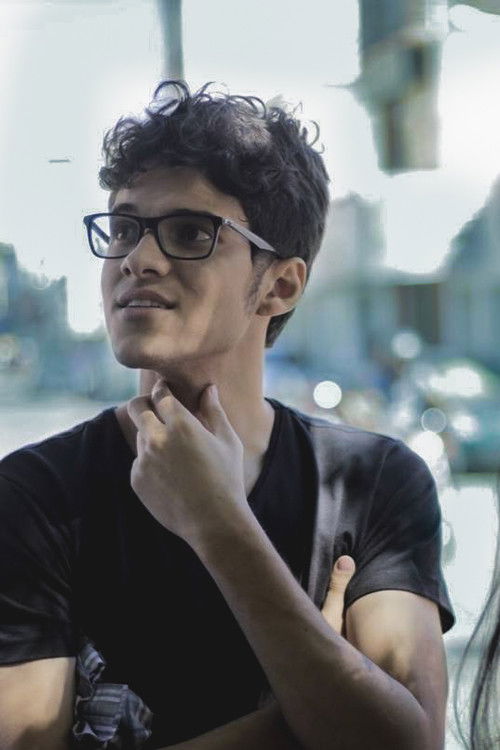 Bruno Paes as Betinho