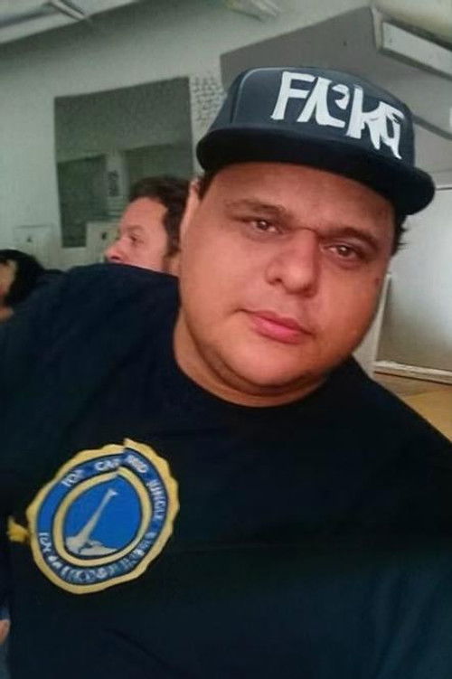 Paulo Cardoso as Dono de Complexo