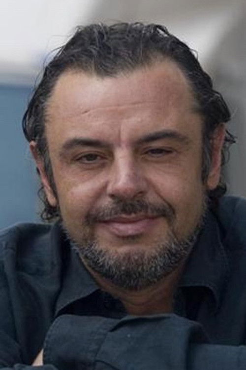 Tomás Gayo as Paramedic