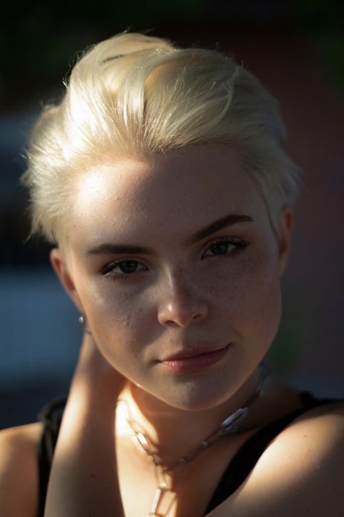 Carlotta Truman as Bela