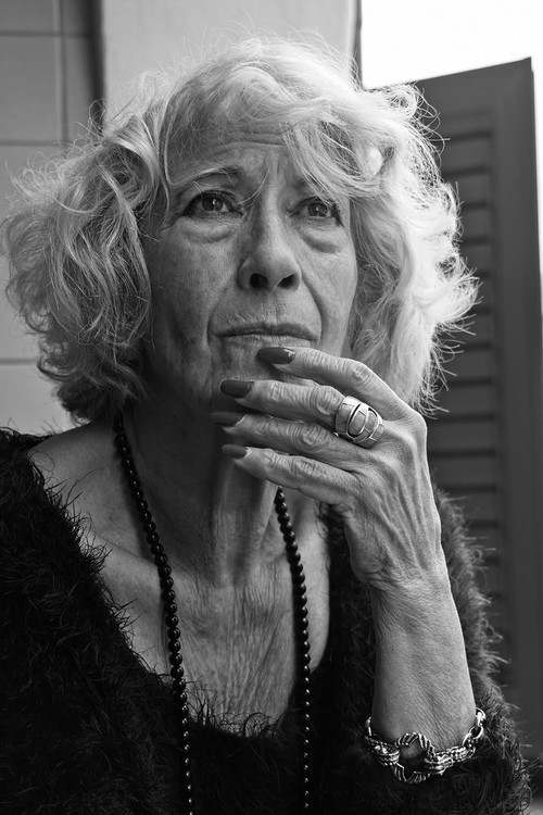 Aurora Gaia as Senhorinha