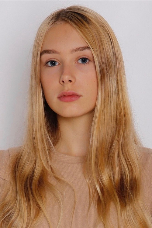 Sidwell Weber as Chloé