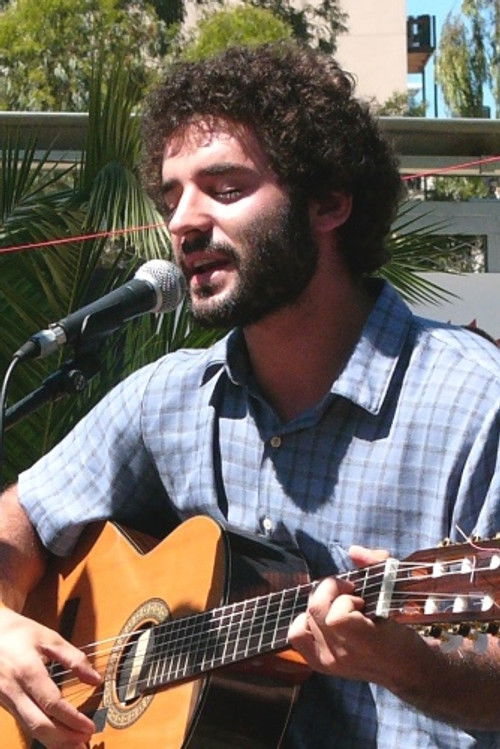 Joan Pons as Veu i guitarra (self)