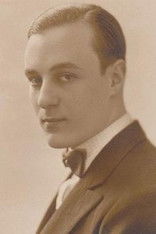 Ernesto Raquén as Oficial