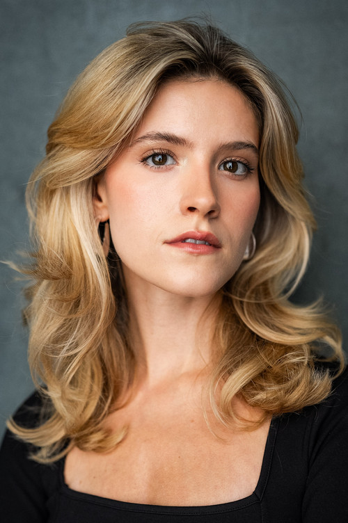 Maddie Close as Jane Bennet