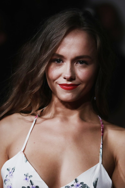 Lou Luttiau as Céline