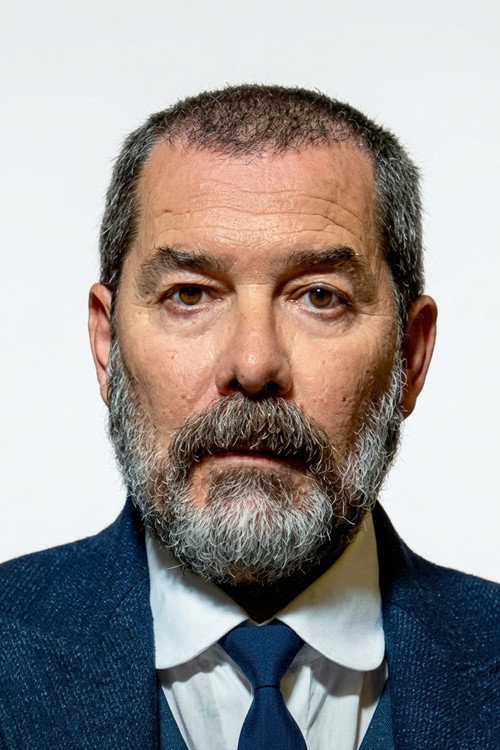 Fikret Kuşkan as Murat