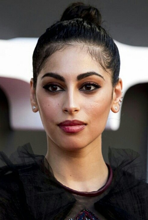 Mina El Hammani as Andrea